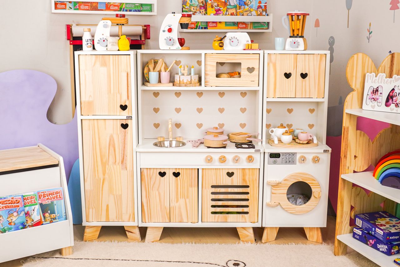 Cozinha infantil de madeira em ambiente preparado para brincar