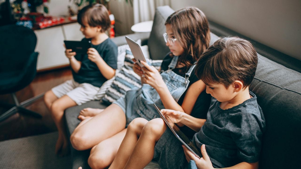 Criança brincando em um ambiente infantil longe das telas