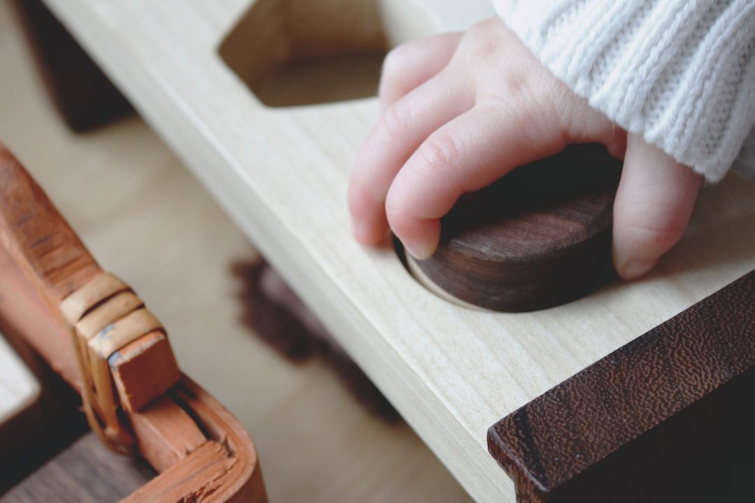 Criança brincando com caixa classificadora de madeira — caixa surpresa Montessori para crianças de 1 a 4 anos