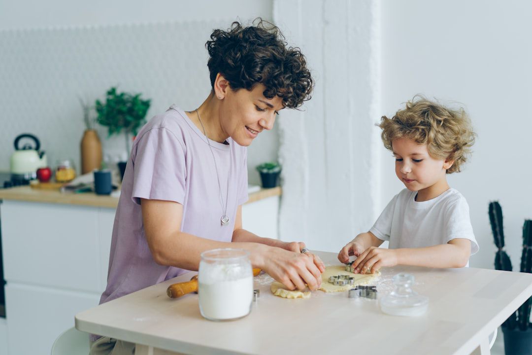 Mulher e criança fazendo biscoitos juntos na cozinha — receitas seguras para cozinhar com crianças