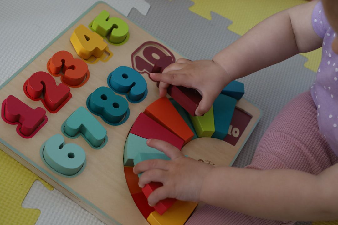 Menina de 2 anos brincando com brinquedos de madeira — como ensinar números para crianças brincando