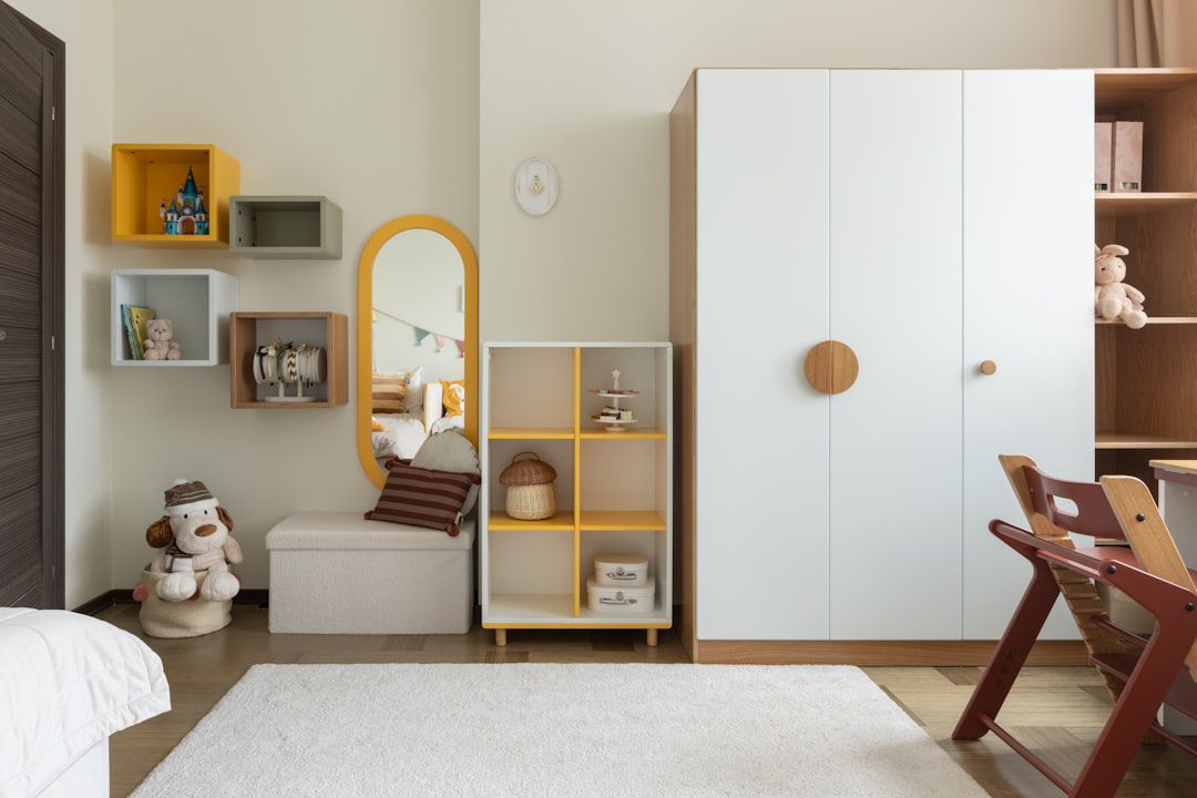 Quarto infantil decorado com móveis brancos e amarelos — kit mobília quarto infantil completo