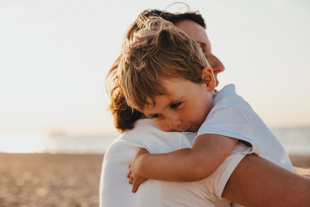 Criança de 2 anos sendo abraçada com carinho pela mãe — limites com amor e disciplina positiva