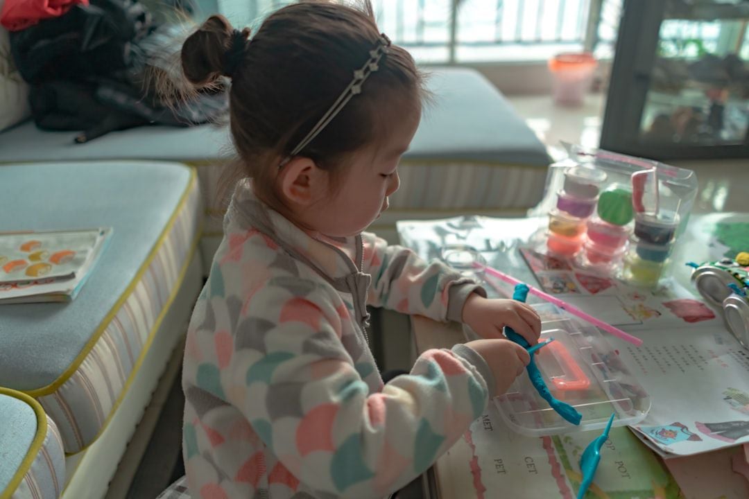 Menina de 3 anos brincando com massinha caseira colorida — atividades sensoriais para crianças de 3 anos