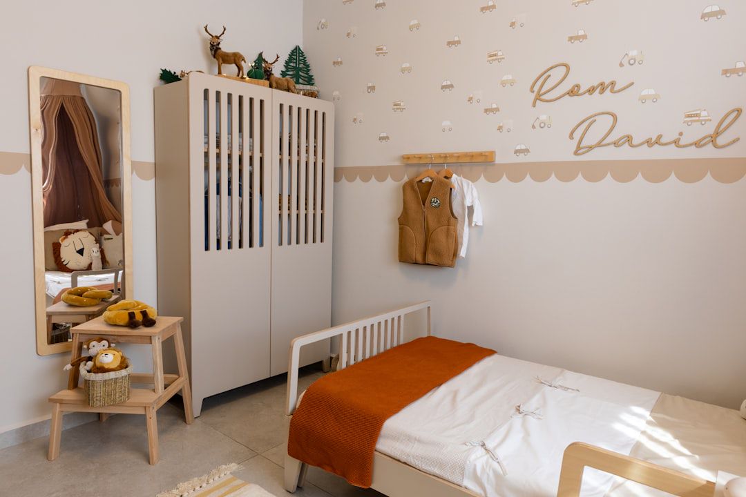 Quarto infantil aconchegante com cama de solteiro em madeira maciça de qualidade — móveis infantis duráveis e seguros
