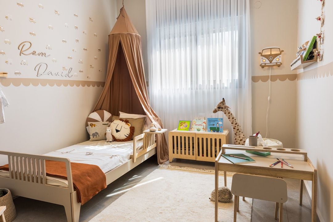 Quarto infantil aconchegante com cama e mesa de madeira — decoração quarto infantil neutro gênero