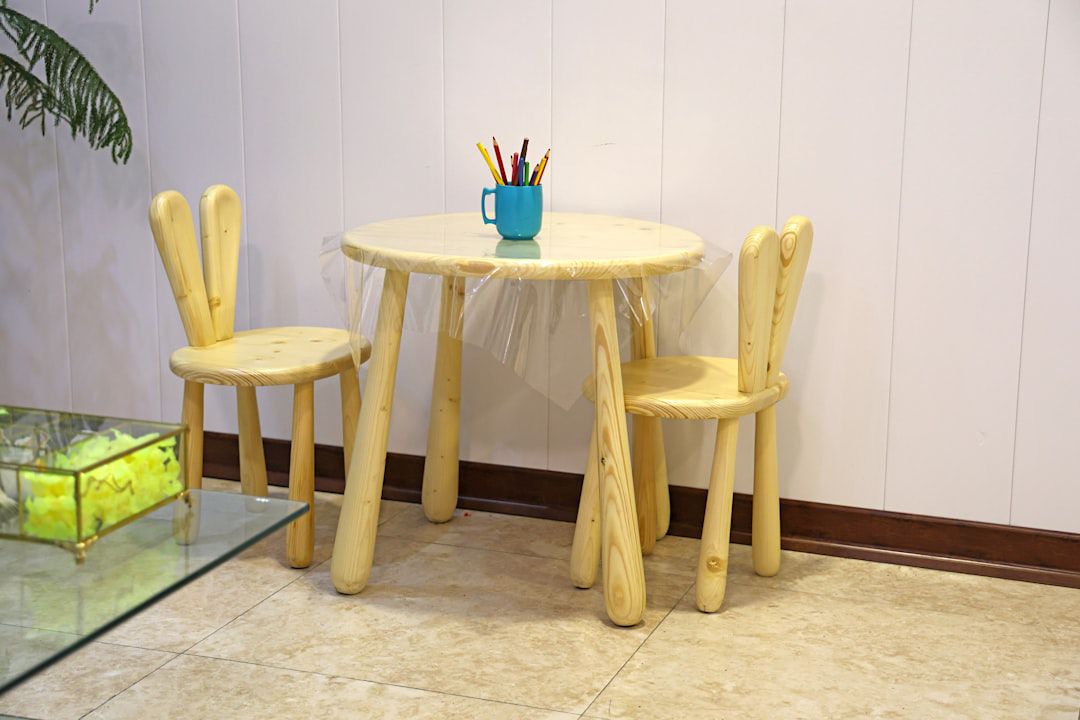Mesa e cadeira infantil de madeira com um potinho de lápis, no tamanho certo para a criança