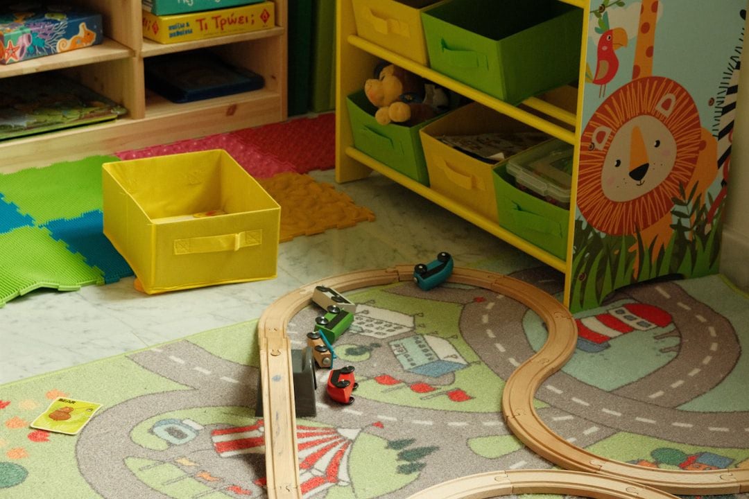 Quarto infantil pequeno com estante baixa, caixas organizadoras e brinquedos guardados ao alcance